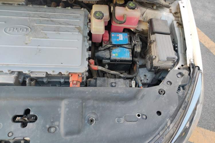 Used BYD e5 2016 300 Luxury Edition Engine Bay Left