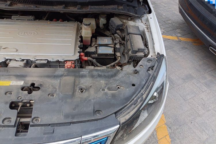 Used BYD e5 2016 300 Prestige Edition Engine Bay Left