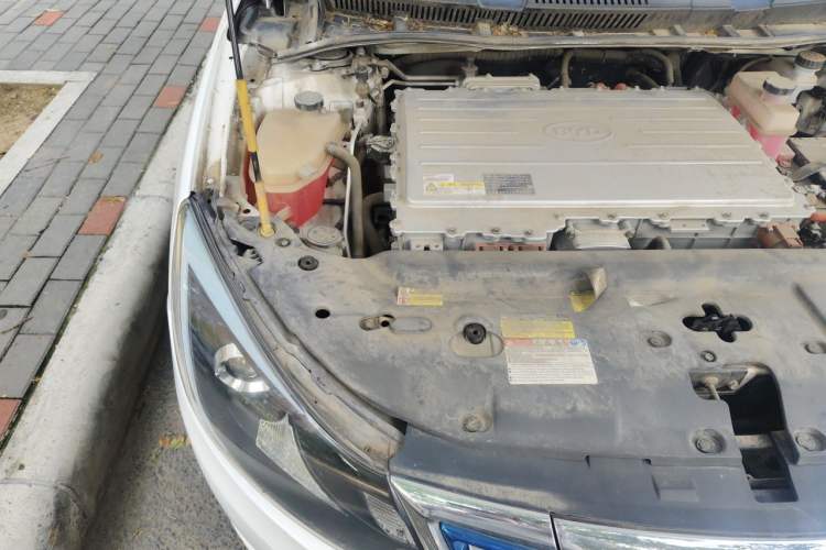 Used BYD e5 2016 300 Luxury Edition Engine Bay Right