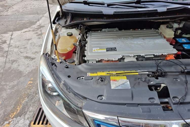 Used BYD e5 2016 300 Luxury Edition Engine Bay Right