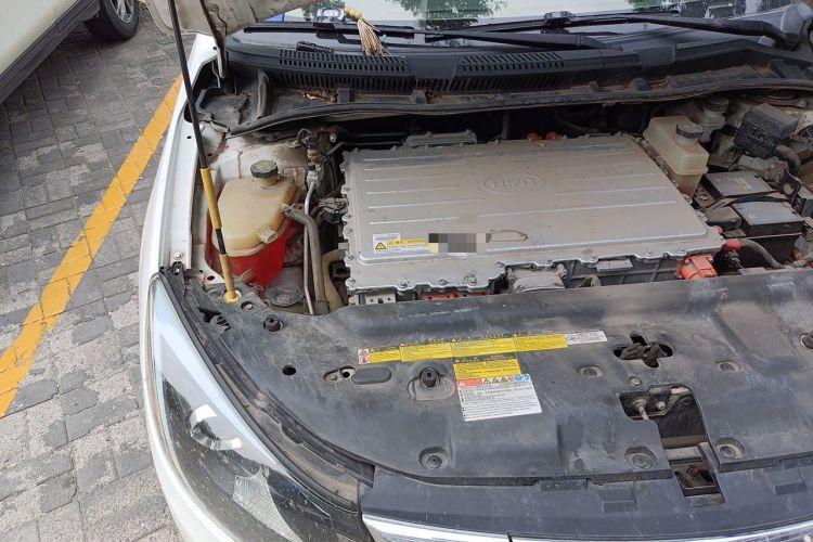 Used BYD e5 2016 300 Prestige Edition Engine Bay Right