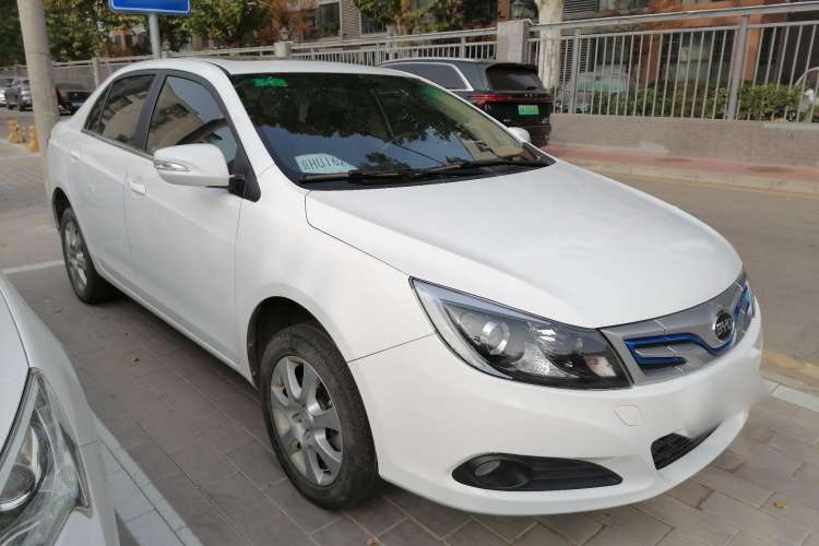 Used BYD e5 2016 300 Luxury Edition Front Right 45 Deg