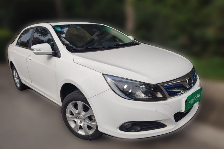 Used BYD e5 2016 300 Luxury Edition Front Right 45 Deg