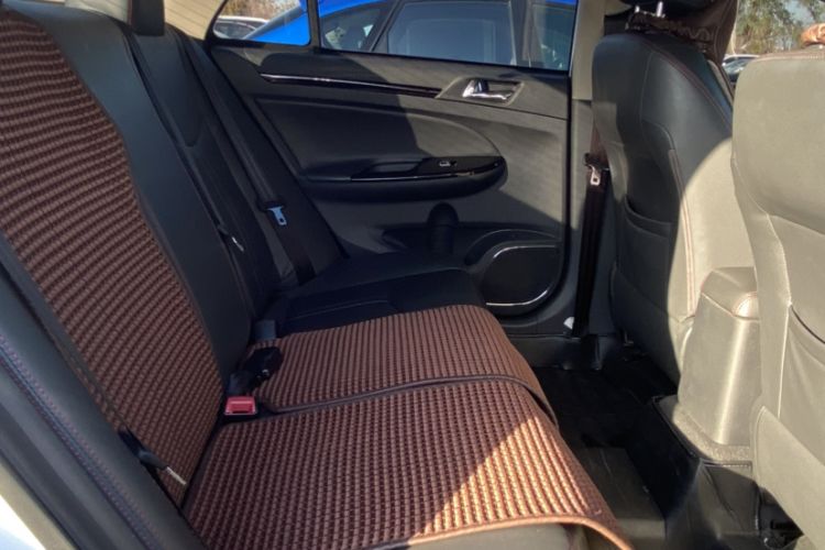 Used BYD e5 2016 300 Prestige Edition Interior 11