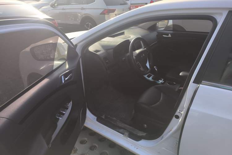 Used BYD e5 2016 300 Prestige Edition Interior 2