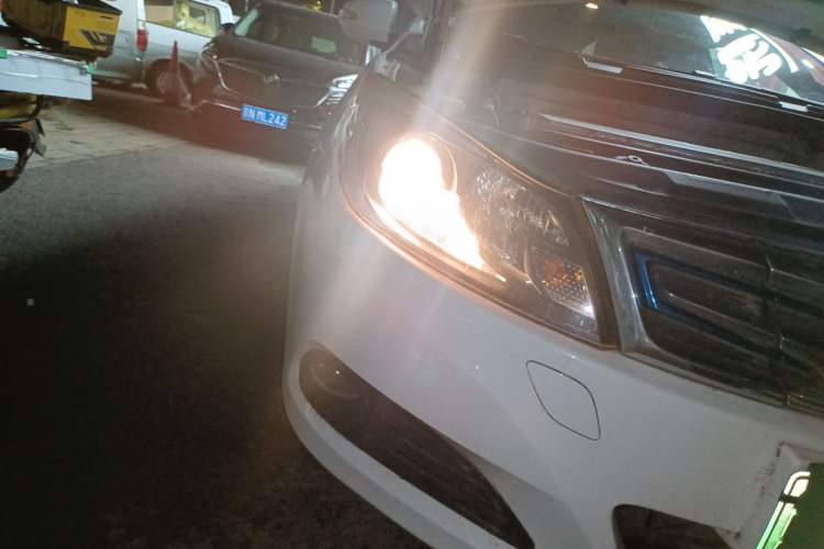 Used BYD e5 2016 300 Luxury Edition Right Front Headlight