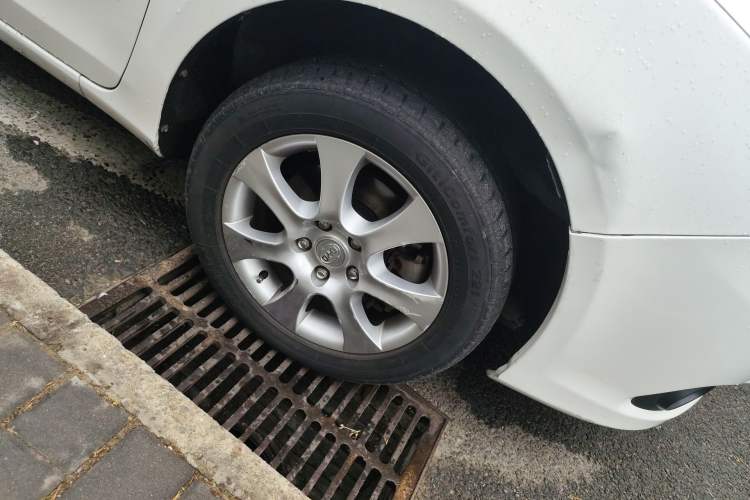 Used BYD e5 2016 300 Luxury Edition Right Front Wheel Hub