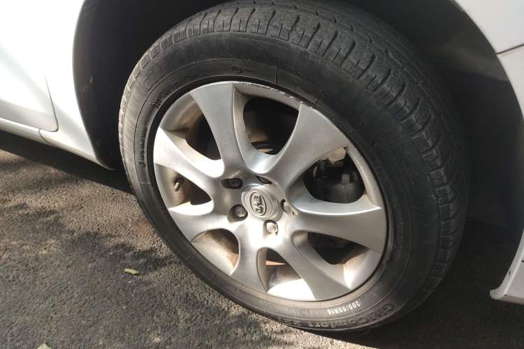 Used BYD e5 2016 300 Luxury Edition Right Front Wheel Hub