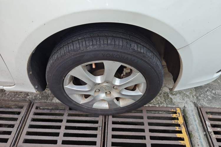 Used BYD e5 2016 300 Luxury Edition Right Front Wheel Hub