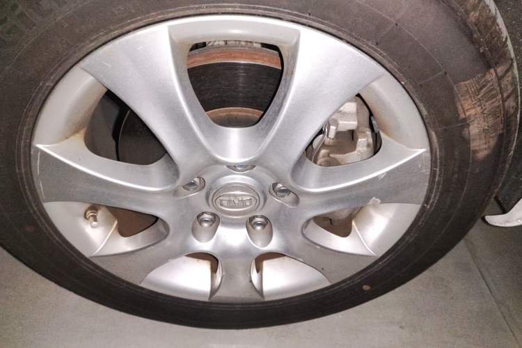 Used BYD e5 2016 300 Prestige Edition Right Front Wheel Hub