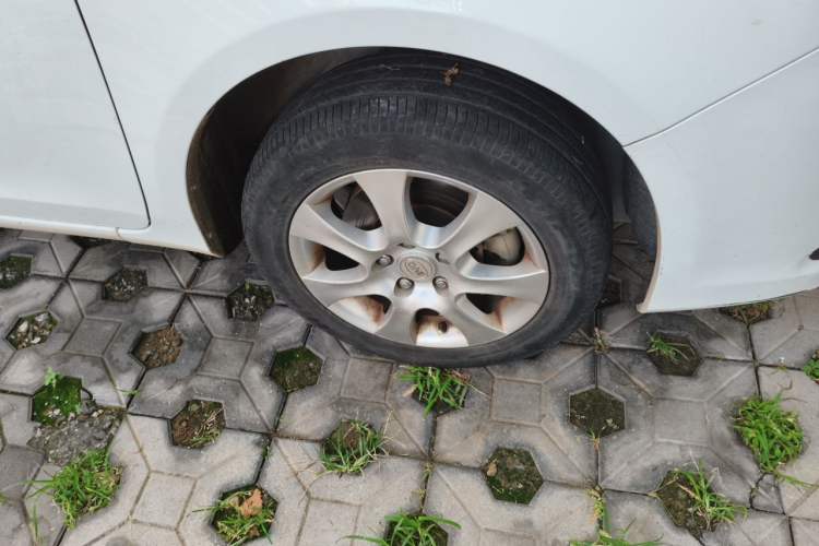 Used BYD e5 2016 300 Luxury Edition Right Front Wheel Hub