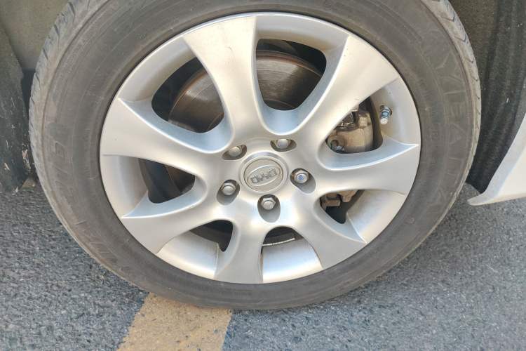 Used BYD e5 2016 300 Luxury Edition Right Front Wheel Hub