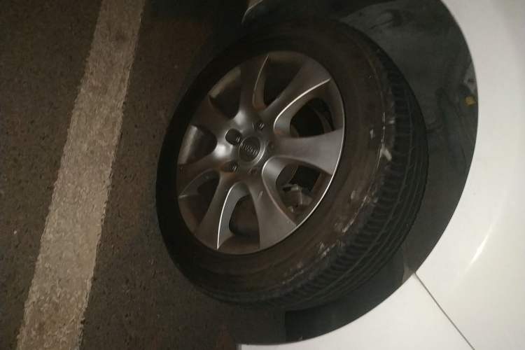 Used BYD e5 2016 300 Luxury Edition Right Front Wheel Hub