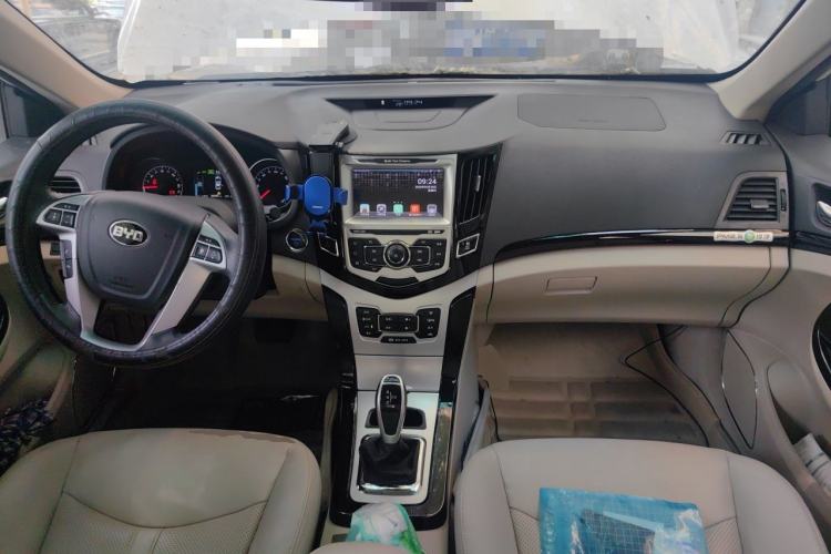 Used BYD e5 2017 300 Prestige Edition Center Console