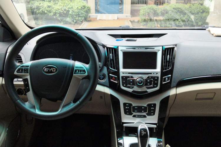 Used BYD e5 2017 300 Prestige Edition Center Console