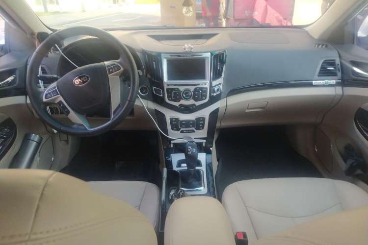 Used BYD e5 2017 300 Prestige Edition Center Console