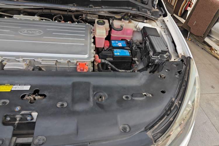 Used BYD e5 2017 300 Prestige Edition Engine Bay Left
