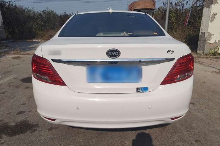 Used BYD e5 2017 300 Prestige Edition Exterior 4