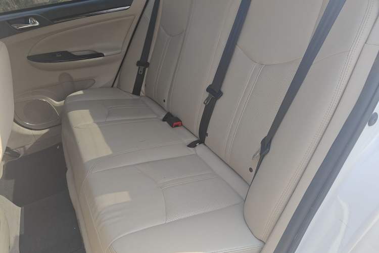 Used BYD e5 2017 300 Prestige Edition Interior 1