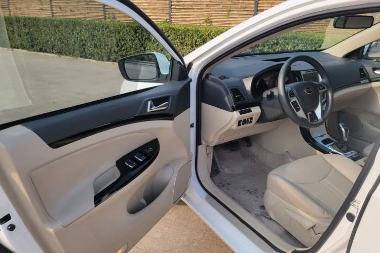 Used BYD e5 2017 300 Prestige Edition Interior 1