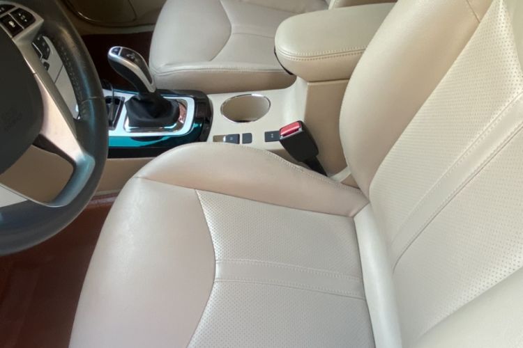 Used BYD e5 2017 300 Prestige Edition Interior 1