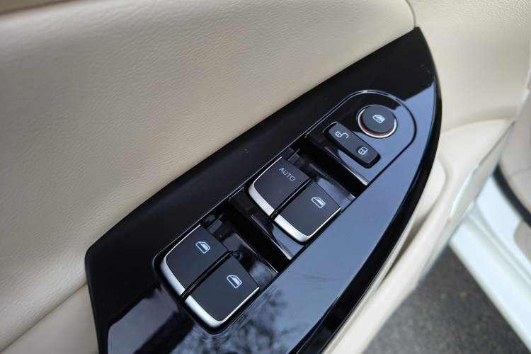 Used BYD e5 2017 300 Prestige Edition Interior 10