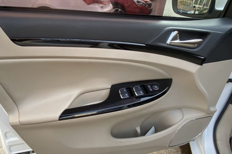 Used BYD e5 2017 300 Prestige Edition Interior 10