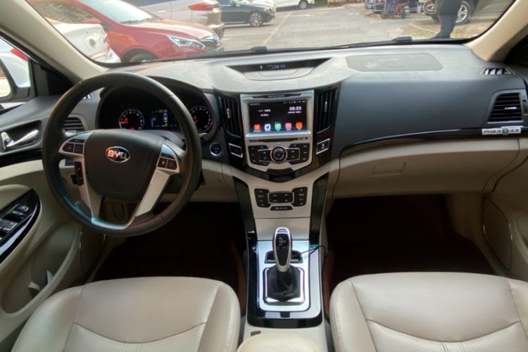 Used BYD e5 2017 300 Prestige Edition Interior 11