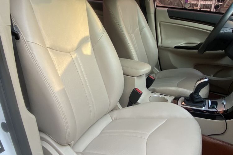 Used BYD e5 2017 300 Prestige Edition Interior 13