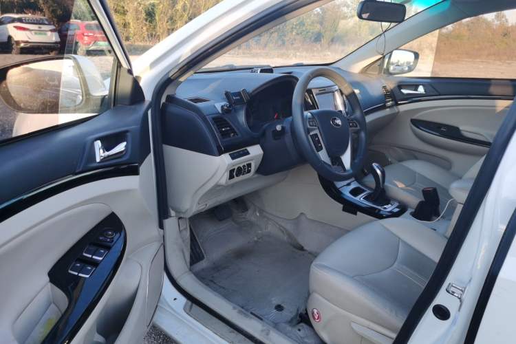 Used BYD e5 2017 300 Prestige Edition Interior 2