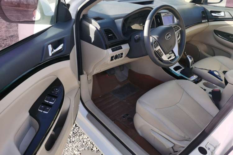 Used BYD e5 2017 300 Prestige Edition Interior 2