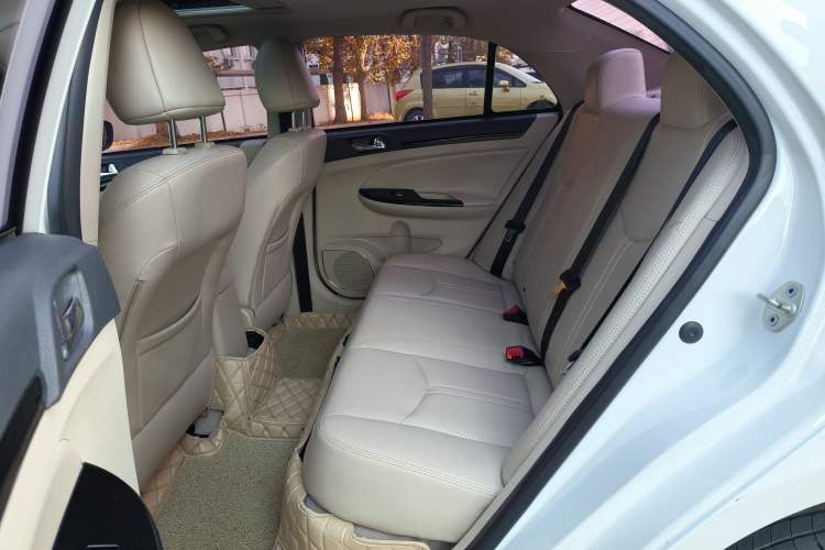 Used BYD e5 2017 300 Prestige Edition Interior 2