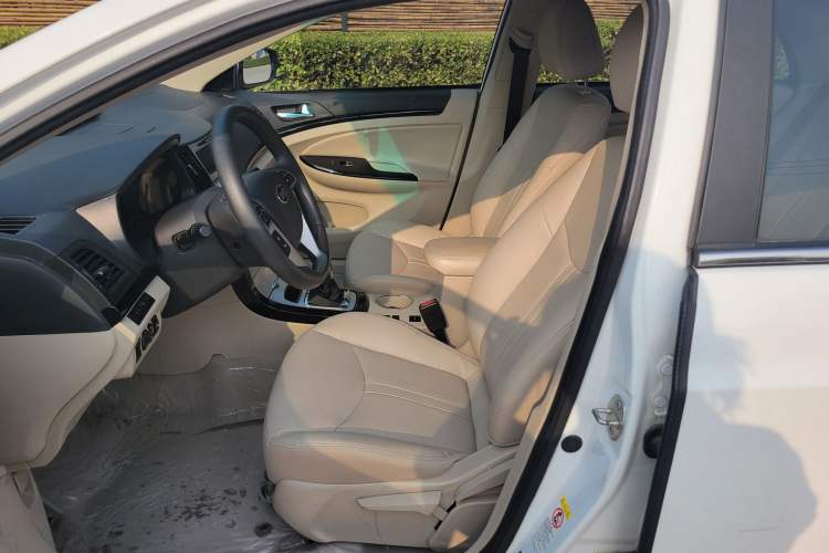 Used BYD e5 2017 300 Prestige Edition Interior 2