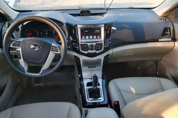 Used BYD e5 2017 300 Prestige Edition Interior 3