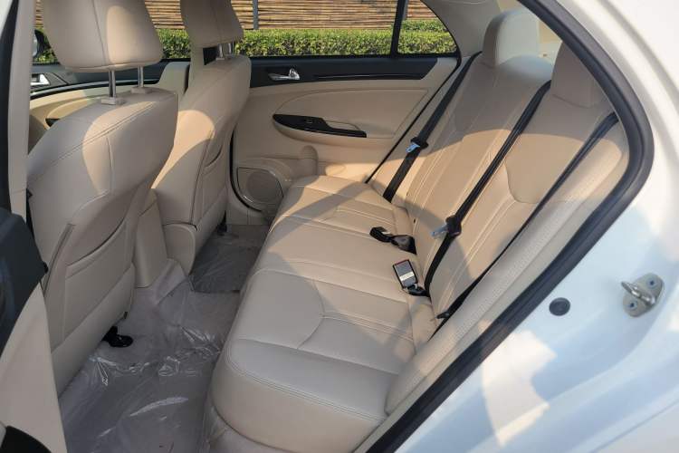 Used BYD e5 2017 300 Prestige Edition Interior 3