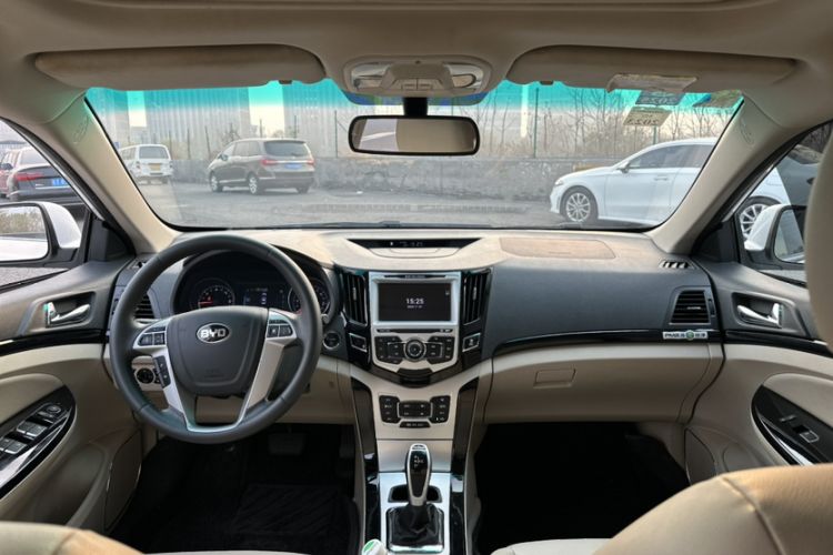 Used BYD e5 2017 300 Prestige Edition Interior 3