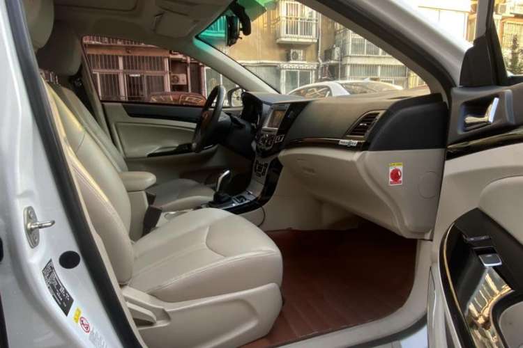 Used BYD e5 2017 300 Prestige Edition Interior 4