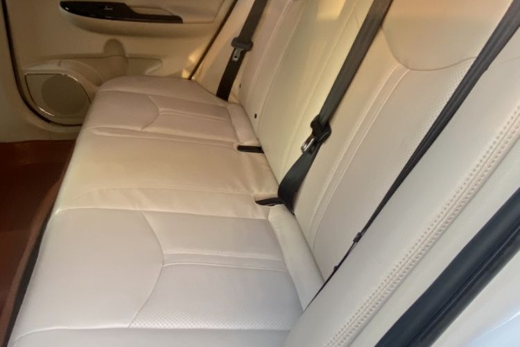 Used BYD e5 2017 300 Prestige Edition Interior 6