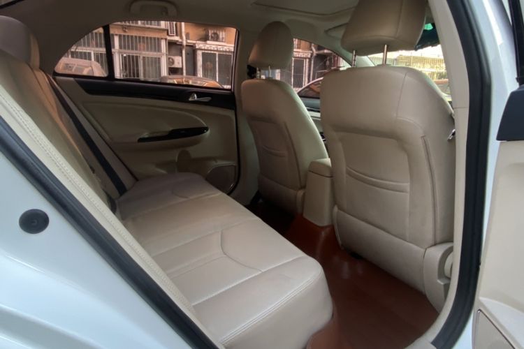 Used BYD e5 2017 300 Prestige Edition Interior 7