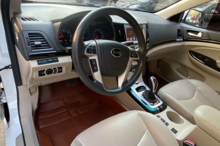 Used BYD e5 2017 300 Prestige Edition Interior 8