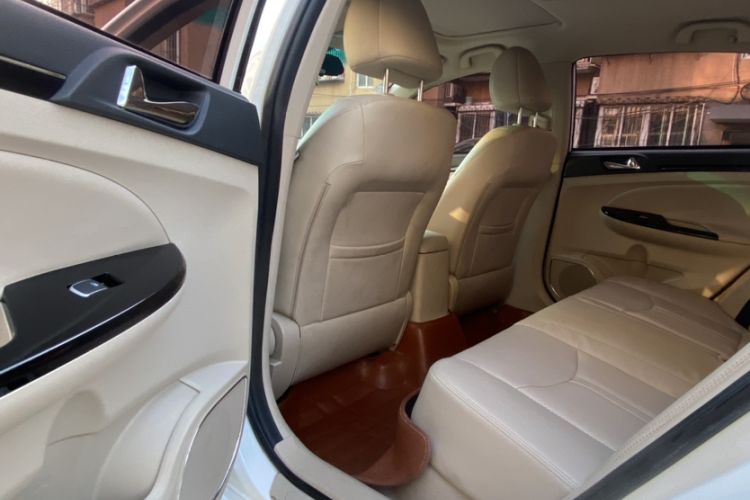 Used BYD e5 2017 300 Prestige Edition Interior 9