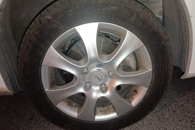 Used BYD e5 2017 300 Prestige Edition Right Front Wheel Hub
