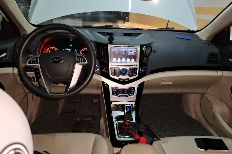 Used BYD e5 2018 450 Smart Connect Enjoyment Version Center Console