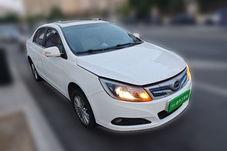 Used BYD e5 2018 450 Smart Connect Deluxe Edition Front Right 45 Deg