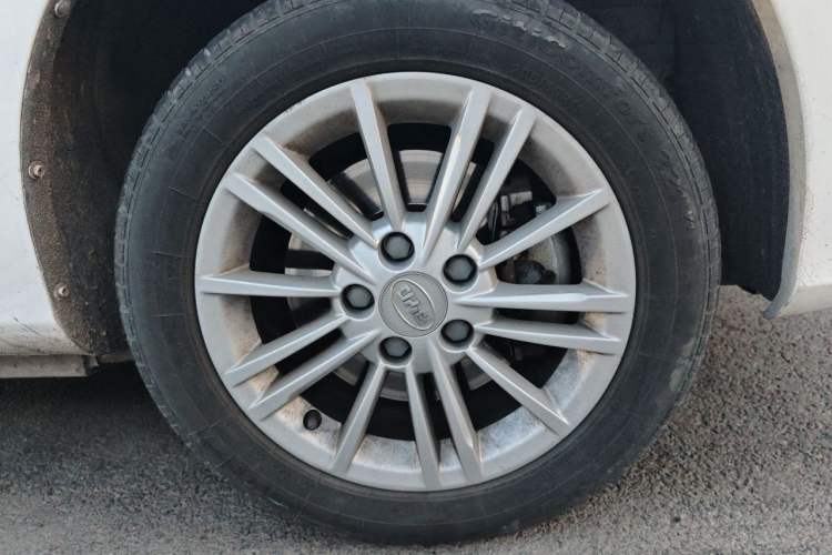 Used BYD e5 2018 450 Smart Connect Deluxe Edition Right Front Wheel Hub