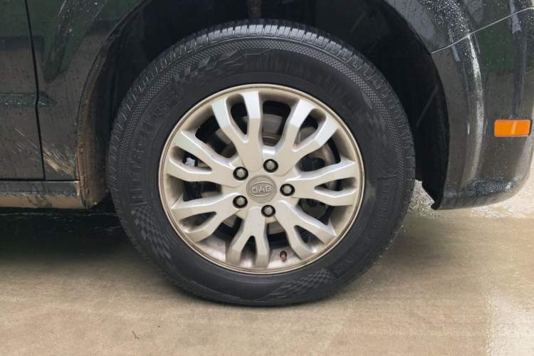 Used BYD e6 2014 Luxury Model (Beijing Edition) Right Front Wheel Hub