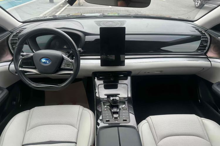 Used BYD e9 2021 Business Edition Interior 4