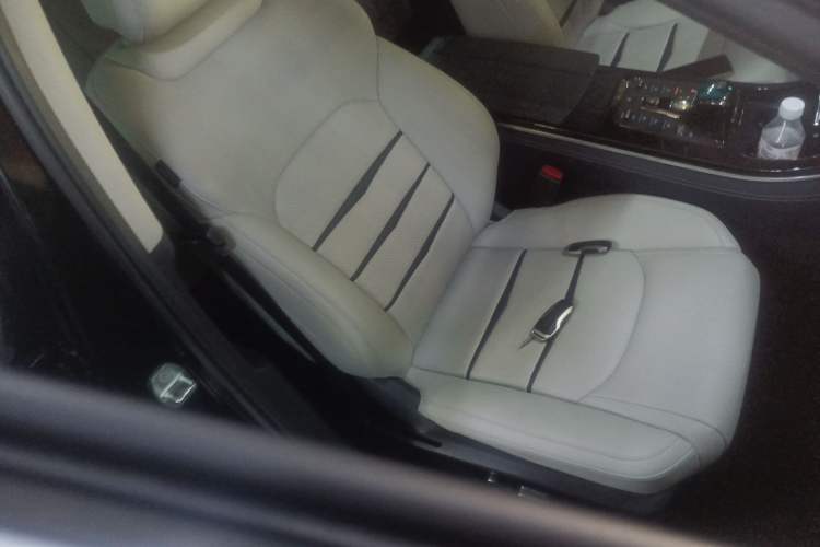 Used BYD e9 2021 Business Edition Right Front Seat