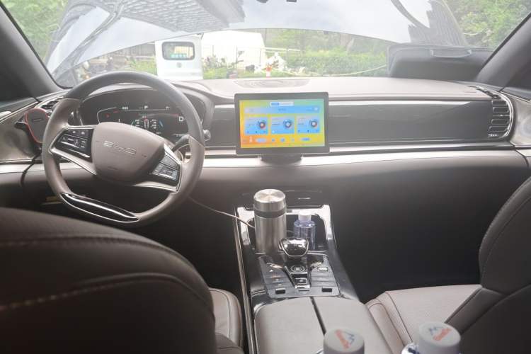 Used BYD e9 2022 Business Edition Center Console