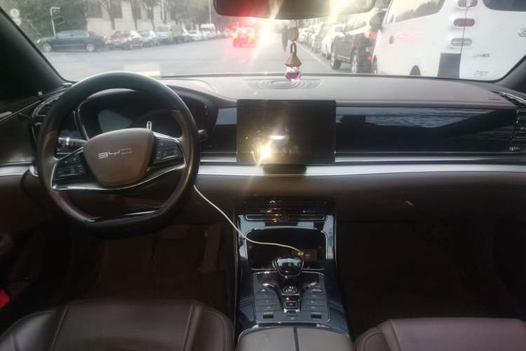 Used BYD e9 2022 Business Edition Center Console